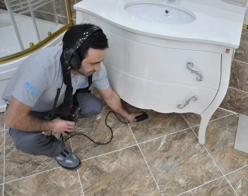 Beylikdüzü su kaçağı tespiti servisi olarak İstanbul ve çevre illerde 7/24 su kaçağı tespiti hizmeti vermekteyiz. Ev ve iş yerlerinde herhangi bir sebeple oluşan su kaçaklarını özel dinleme cihazları ve termal kameralar gibi teknolojik cihazlar ile noktasal olarak buluyoruz. Belirlenen sorun aynı gün 2 yıl garantili olarak firmamız tarafından tamir edilmektedir. Su kaçaklarının belirtileri nelerdir? Evdeki su kaçakları genel olarak şöyle belirtiler vermektedir ;