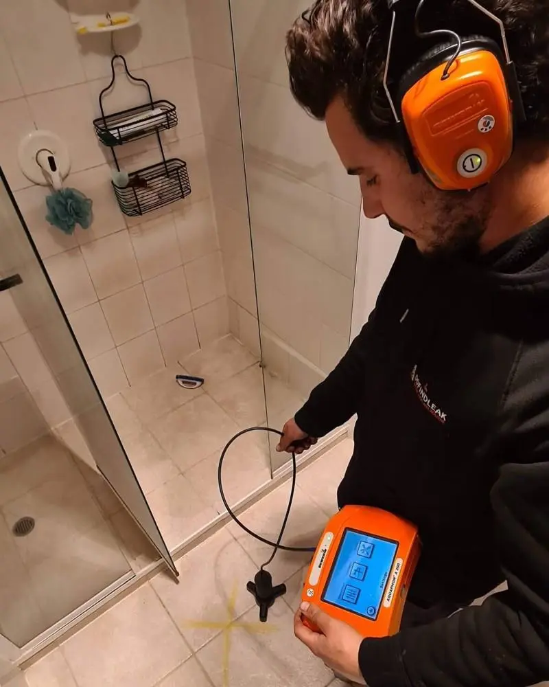 100% en uygun su kaçak tespit fiyatları ile İstanbul ve çevre illerde 7/24 su kaçağı tespiti hizmeti vermekteyiz. Ev ve iş yerlerinde herhangi bir sebeple oluşan su kaçaklarını özel dinleme cihazları ve termal kameralar gibi teknolojik cihazlarla kırmadan noktasal olarak buluyoruz. Belirlenen sorun aynı gün 2 yıl garantili olarak firmamız tarafından tamir edilmektedir. Su sızıntı tespiti servimiz sayesinde yapınız artık kırılmayacak bir sızıntı için evinizi kırıp dökmeyecek komple tesisat yenilemek zorunda kalmayacaksınız. Su sızıntıları genelde alt komşuya damlama ve kabartılar şeklinde görülmektedir. Sudan oluşan bu sorunlara teknolojik çözümlerimizle yanınızdayız.