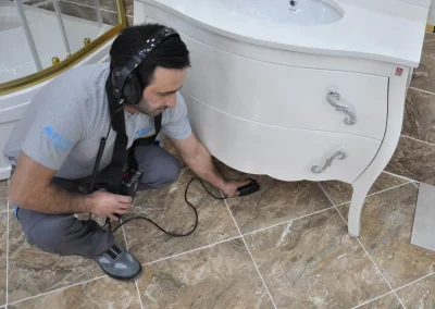 Su kaçağı bulma servisi olarak ev, işyeri, otel, fabrika veya okul gibi her türlü alanda su sızıntılarını su kaçağı tespit cihazı kullanarak 100% noktasal olarak kırmadan buluyoruz. Kaçak su kesin olarak bulunduktan sonra sıhhi tesisat ustalarımız 2 yıl garantili olarak tamiratını yapar ve aynı gün sorun çözülmüş olur. Su sızıntısı tespit edilemezse ücret talep etmiyoruz.