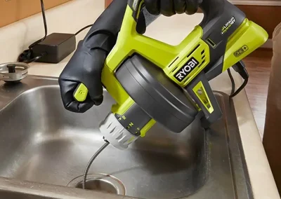 Lavabo tıkandığında atık su gider borusu içinden akamaz ve geldiği yöne doğru geri taşar. Bu da hem kötü kokulara hem de su basmalarına neden olur. Lavabo tıkanıklıkları, genelde çamaşır makinesi ya da bulaşık makinesinin gider borularının bağlı olduğu çatalın son bağlantı noktalarındaki kapalı dirseklerde ortaya çıkar.