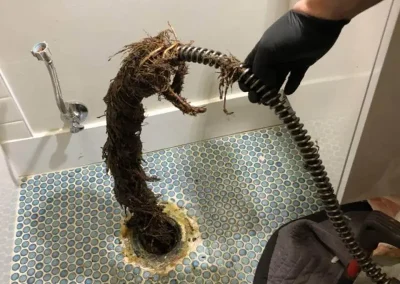 Lavabo gideri tıkanıklığı sık karşılaşılan problemlerden biridir. Kameralı tıkalı gider açma işlemi, lavabo gider borularına da uygulanır. Mutfak lavabosuna dökülen yemek artıkları, yağ kalıntıları ve çay posaları tıkanıklığın temel nedenleridir. Söz konusu durumda lavabonun gideri belli bir yerden sonra daralır. Bu daralma da tıkanıklığa neden olur. Tıkanıklığın olduğunu lavaboya dökülen suyun geri tepmesinden anlayabilirsiniz. Robotla müdahale yöntemi ile sorun kısa sürede giderilir.