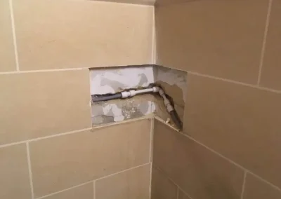 Su kaçakları tesisat borularında meydana gelen hasar ve tahribatlar nedeni ile yaşanabilmekte, yaşandığı bölgeye zarar verebilmektedir. Bu zararlar kaçağın olduğu bölgenin duvarlarında, yer döşemelerinde ve tavanlarında oluşacak kabarcıklar ve kararmalar olacağı gibi, eşyaların, yerlerin sular içerisinde kalması ve zarar uğraması şeklinde de olabilmektedir. Bunlar tamamen su kaçağının boyutu ve durumu ile ilgili olabilmektedir. Nitekim küçük bir sızıntıdan söz edebildiğimiz gibi aniden gelen bir patlamadan da söz edebilmemiz mümkün olmaktadır.