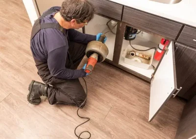 Mutfak tıkanıklığı açma işlemi, uzman tesisatçılar tarafından profesyonel ekipman ve teknikler kullanılarak gerçekleştirilir. İşlem genellikle şu adımları içerir: Tıkanıklığın Tespiti: Uzman tesisatçılar, özel kameralı inceleme cihazlarıyla gider borularını inceler ve tıkanıklığın konumunu ve boyutunu belirler. Bu sayede, sorunun tam olarak nerede olduğunu tespit ederler.