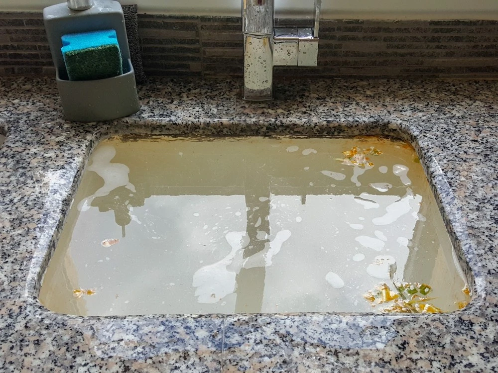 Tıkalı Lavabo Nasıl Açılır? Ev ve iş yerlerinde en sık karşılaşılan tesisat sorunlarından biri tıkalı lavabo problemidir. Tıkalı lavabo nasıl açılır? sorusuna doğru cevap vermek, sorunun tekrar yaşanmaması için büyük önem taşır. Lavabo tıkanıklığı, gider borularında biriken yağ, yemek artıkları, sabun ve saç kalıntıları gibi faktörlerden kaynaklanır. Yanlış müdahaleler tıkanıklığı daha kötü hale getirebilir veya borulara zarar verebilir.
